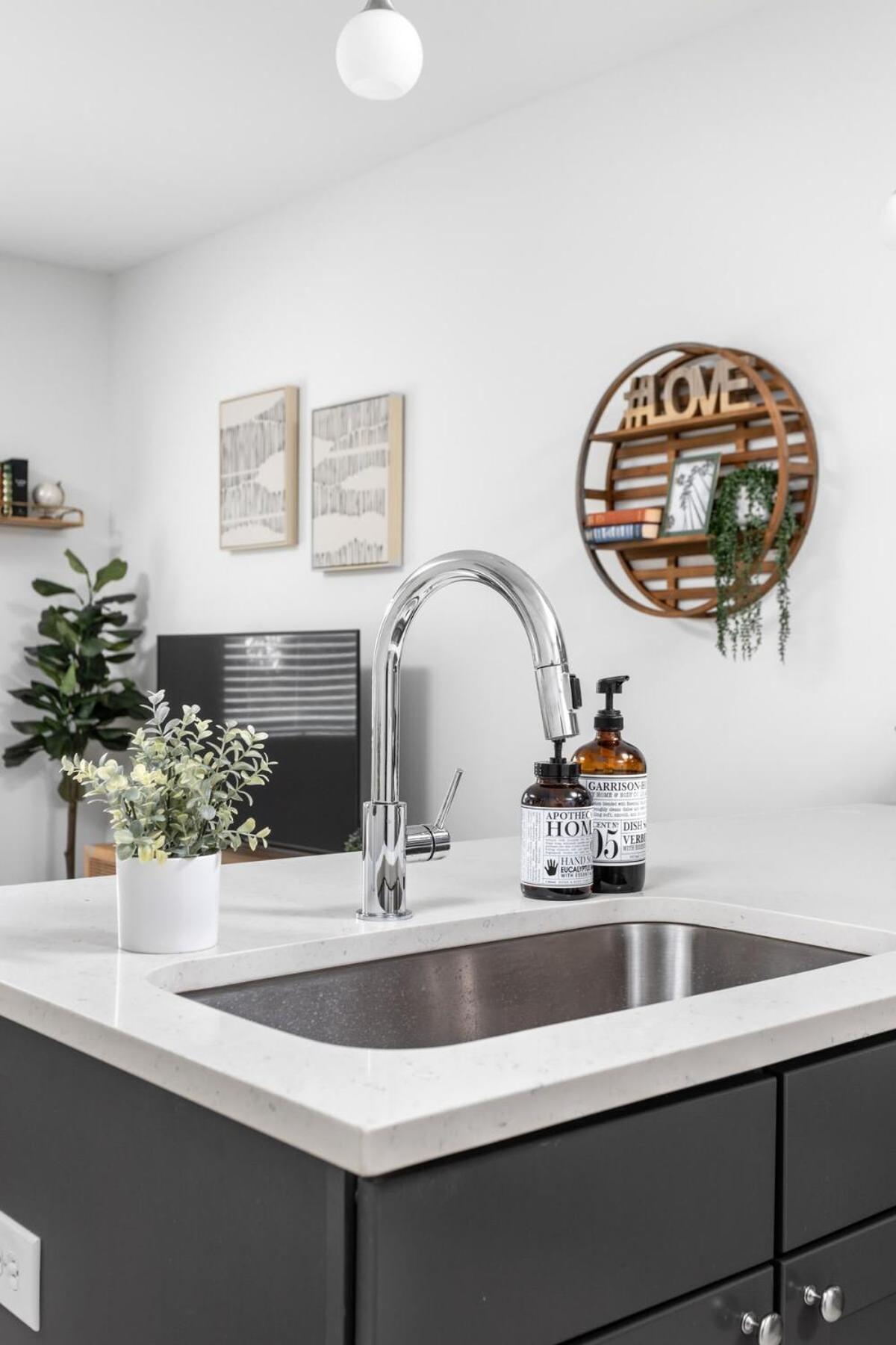 Cozysuites Modern Studio Steps From Broad Ripple インディアナポリス エクステリア 写真